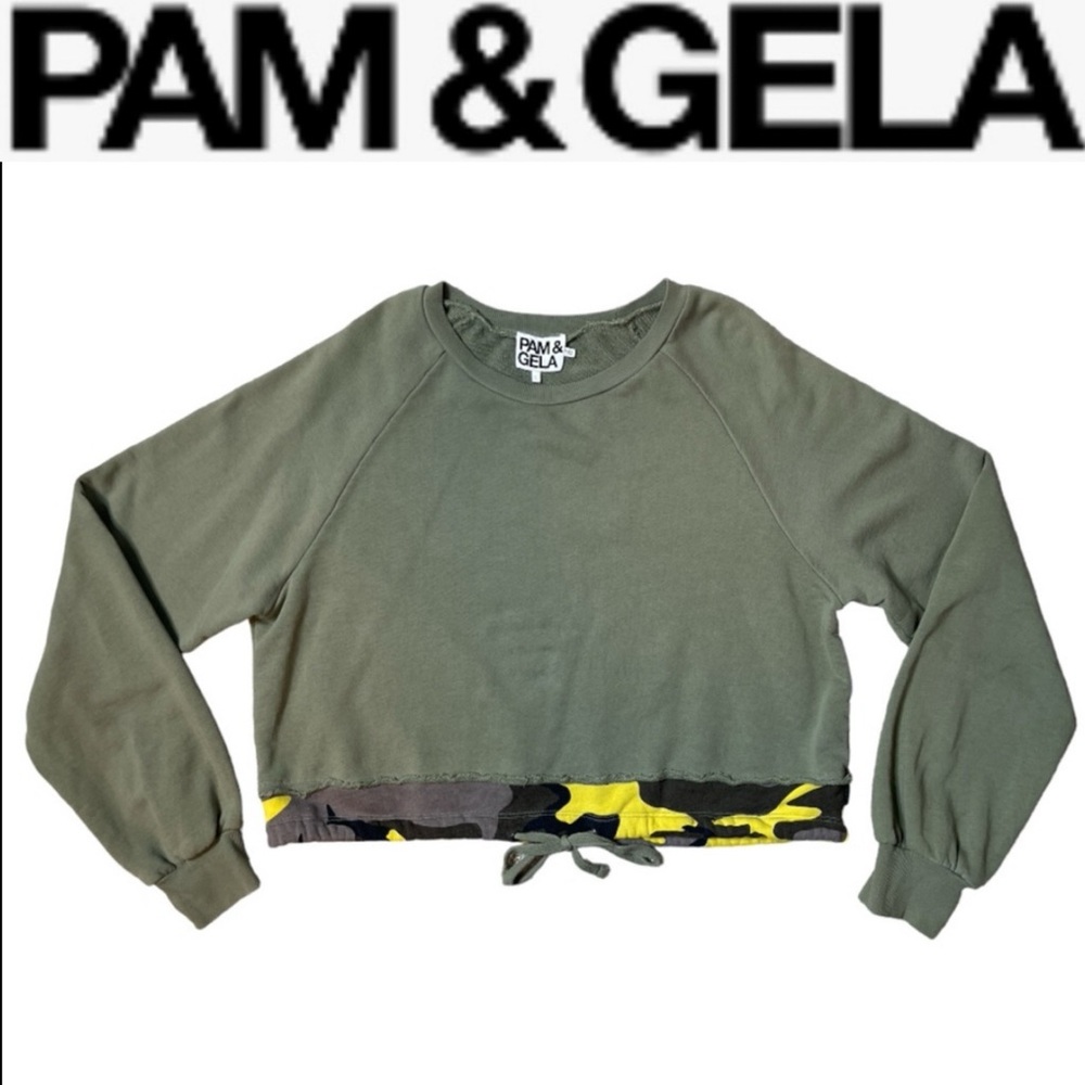 PAM & GELA LONG SLEEVE CAMO TRIMMED CROPPED GREEN SWEATSHIRT WITH THUMBHOLES